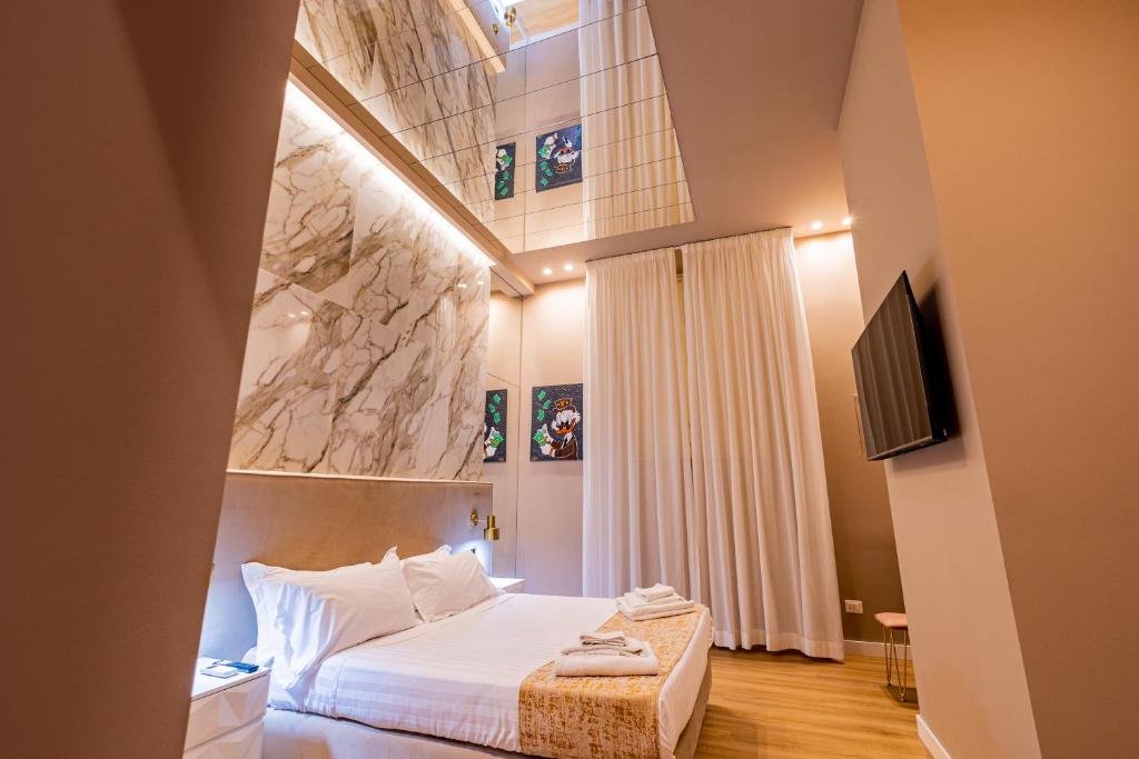 Una habitación de hotel con una cama y un televisor. en GM Luxury Apartment, en Palermo