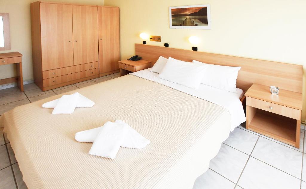 Postel nebo postele na pokoji v ubytování Chrisa Hotel