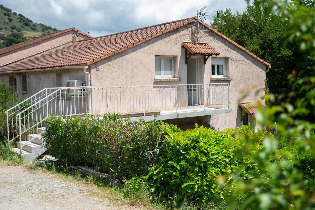 una casa con balcone sul lato di una strada di Joli appartement calme vue montagne dans le centre a Corte