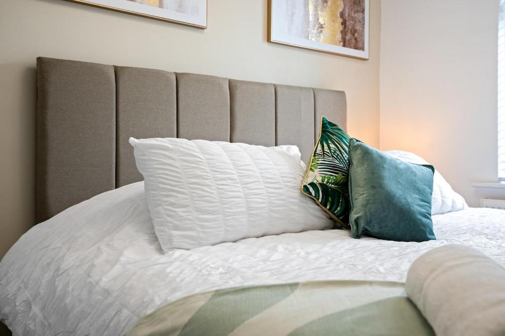 Postel nebo postele na pokoji v ubytování Luxury 4 Bed home for Groups and Families - Driveway-Garden-Gatwick Horley