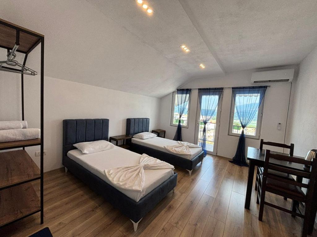 Postel nebo postele na pokoji v ubytování ARBI GUEST House