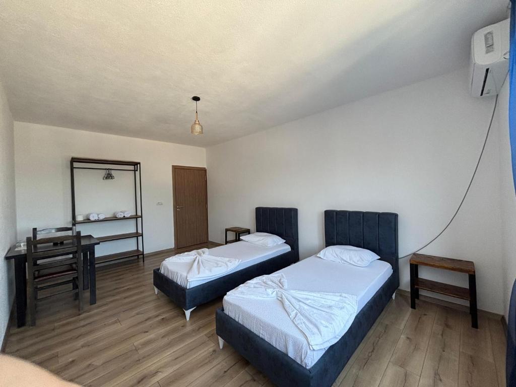 Postel nebo postele na pokoji v ubytování ARBI GUEST House