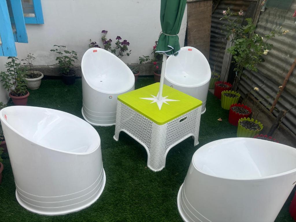 eine Gruppe von drei Toiletten auf dem Gras in der Unterkunft Mir heritage in Srinagar