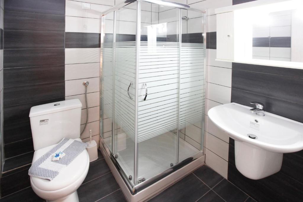 Koupelna v ubytování Chrisa Hotel
