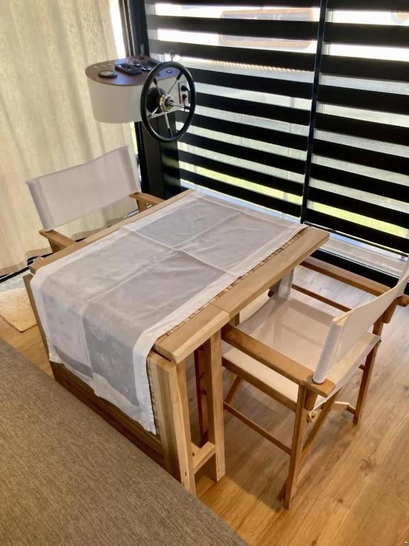 Postel nebo postele na pokoji v ubytování WOHLFÜHLBOOT Hausboot - Festlieger in der Marina Zaue am Schwielochsee - WC an Bord -