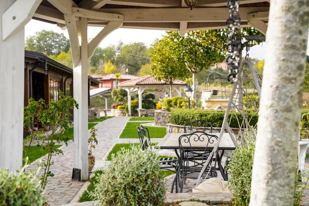 eine Terrasse mit Tisch und Stühlen unter einer Pergola in der Unterkunft Over Dream in Montagnola
