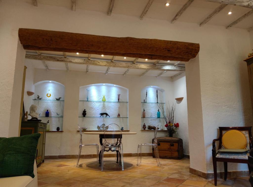 une pièce avec une table et des chaises sur des étagères dans l'établissement andibru, à Antibes