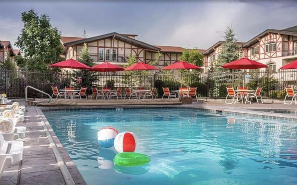 una piscina con spaghetti in piscina al centro di Zermatt Luxury Chalet Sleeps 14! a Midway