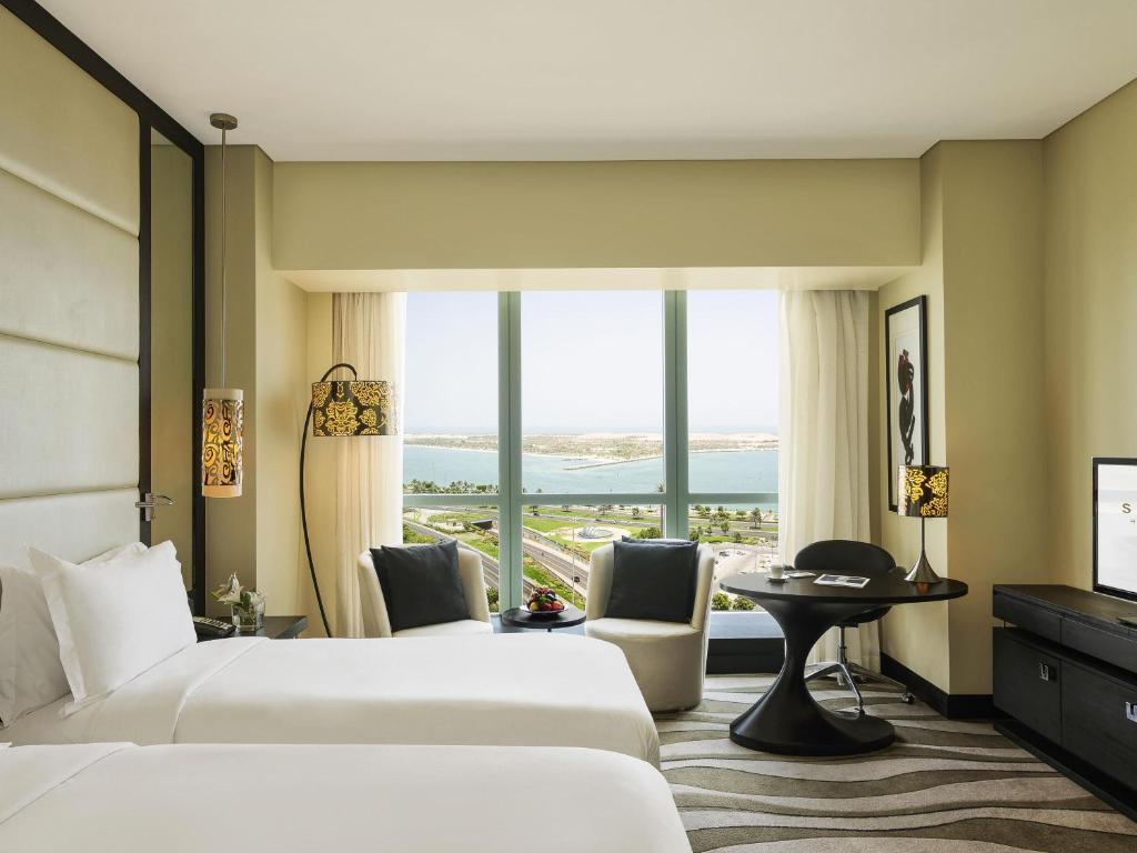 TV a/nebo společenská místnost v ubytování Sofitel Abu Dhabi Corniche