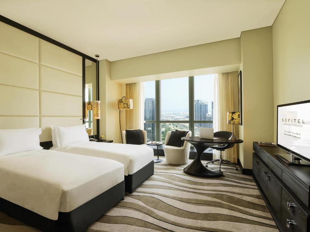 TV a/nebo společenská místnost v ubytování Sofitel Abu Dhabi Corniche