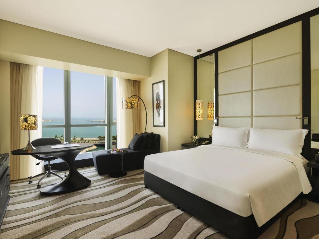 Postel nebo postele na pokoji v ubytování Sofitel Abu Dhabi Corniche