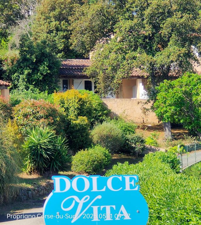 une maison avec un panneau de police devant dans l'établissement T2 Dolce & Vita C3 vue mer et piscine, à Propriano