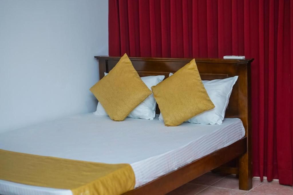Katil atau katil-katil dalam bilik di Biyagama hotel