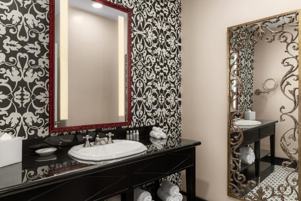 Dauphine Orleans Hotel - 