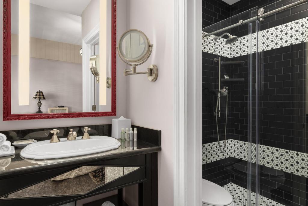 Dauphine Orleans Hotel - 