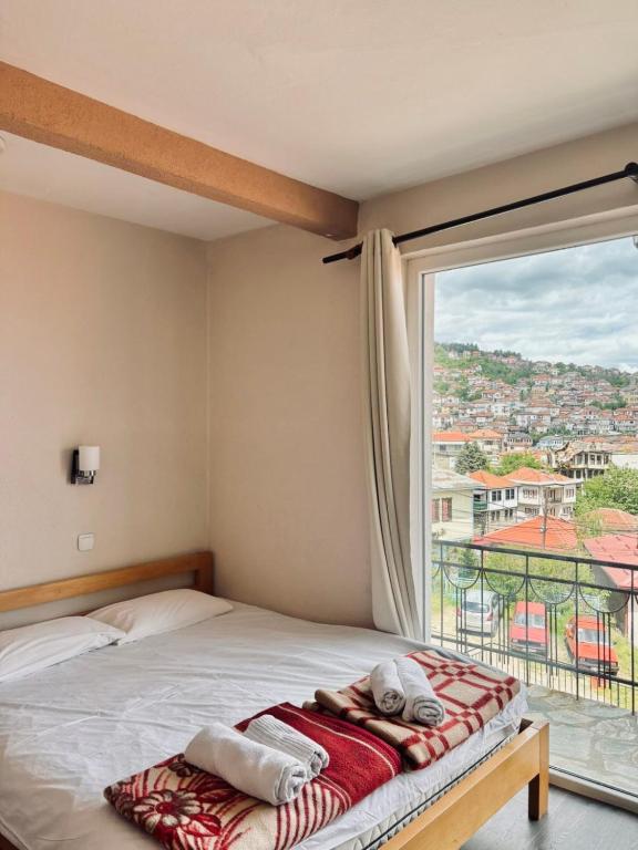 Postel nebo postele na pokoji v ubytování Villa Flora Apartments Krushevo