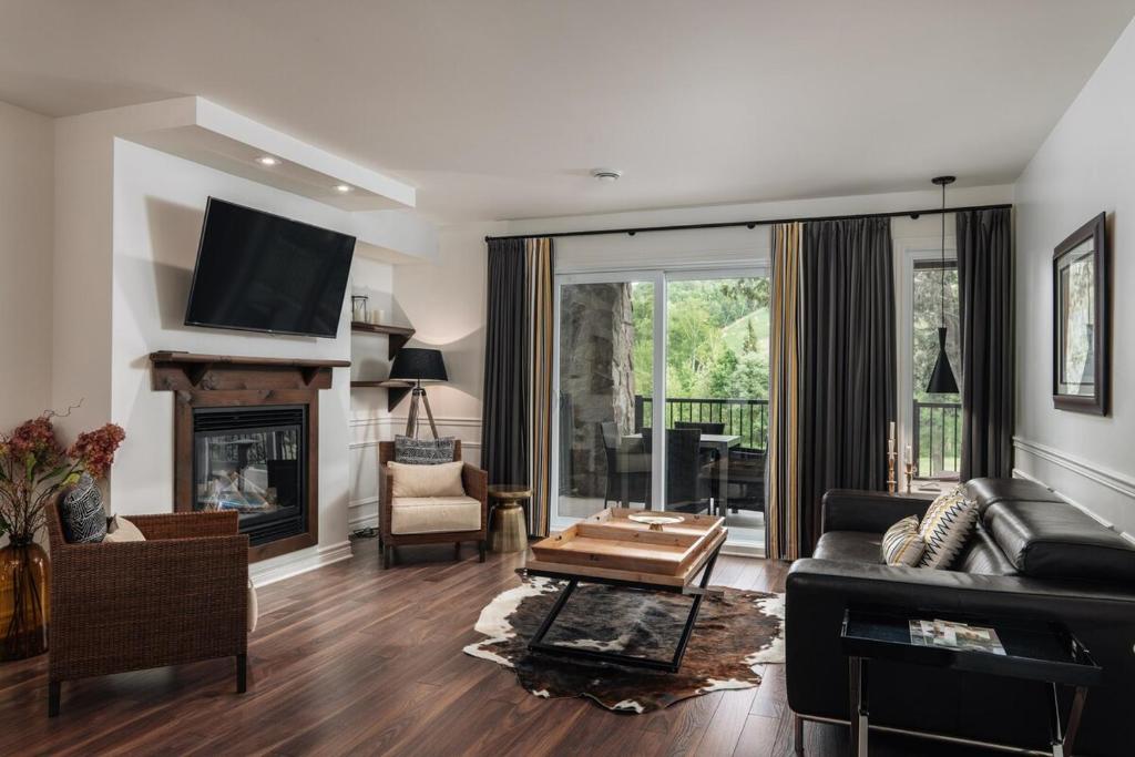 Μια τηλεόραση ή/και κέντρο ψυχαγωγίας στο 2 bedroom suite with views of Sommets St-Sauveur