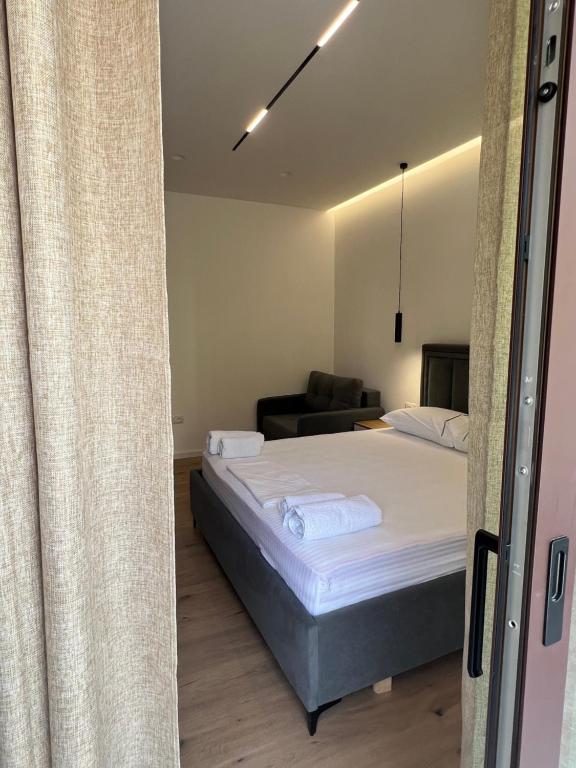 Postel nebo postele na pokoji v ubytování Vlora Sunset Rooms