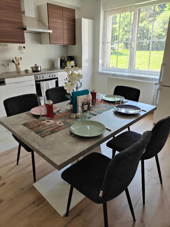a kitchen with a table with chairs and a tableablish at Ferienwohnung Landliebe, nahe Jennersdorf und Therme in Windisch Minihof