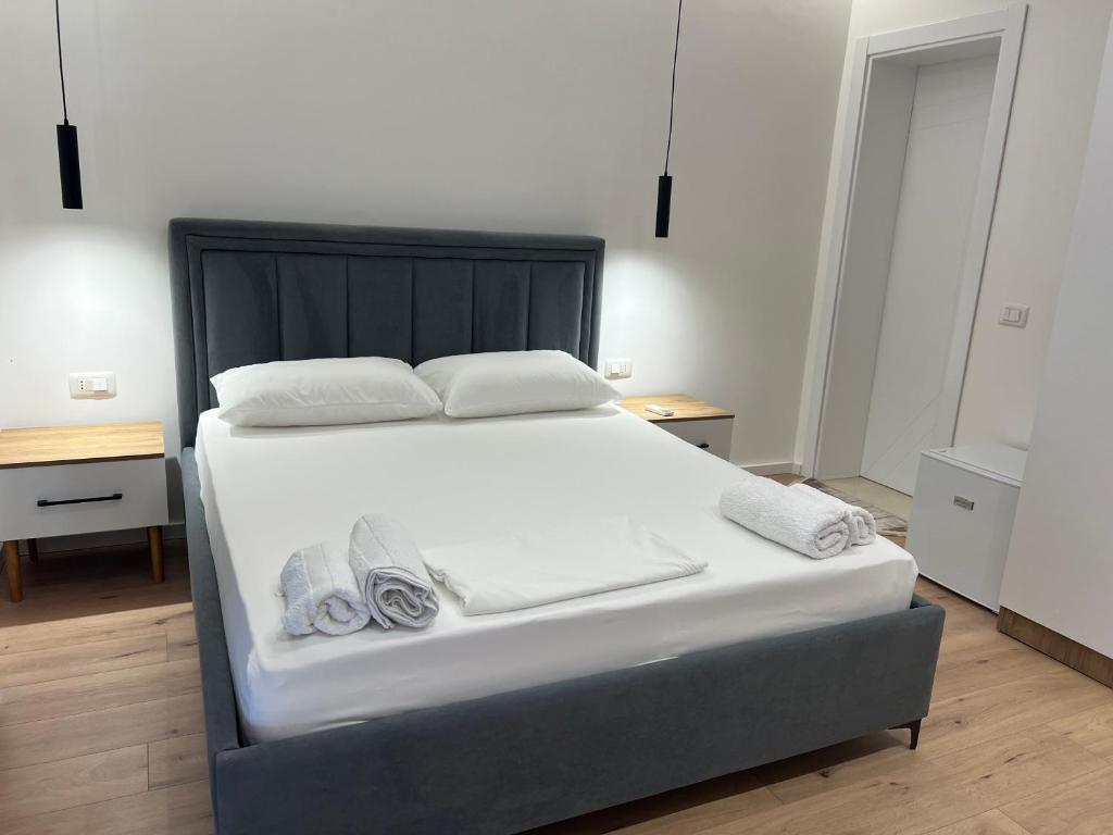 Postel nebo postele na pokoji v ubytování Vlora Sunset Rooms
