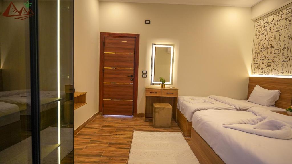 Postel nebo postele na pokoji v ubytování Suzana Pyramids hotel