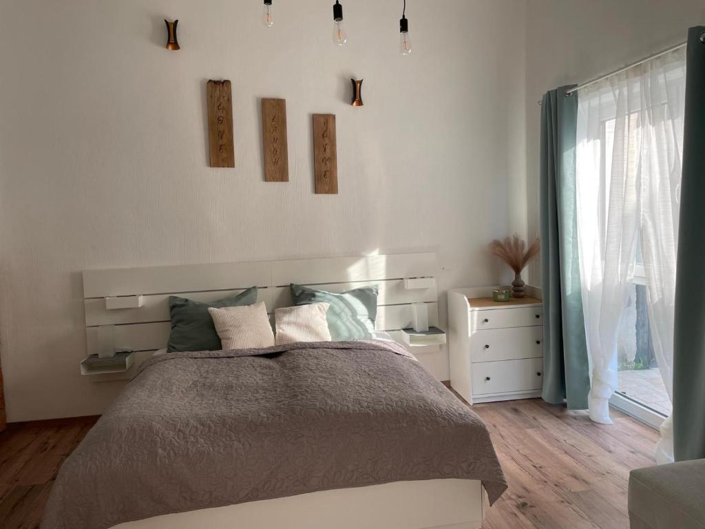a bedroom with a large bed and a window at Ferienwohnung Wulkatal 
