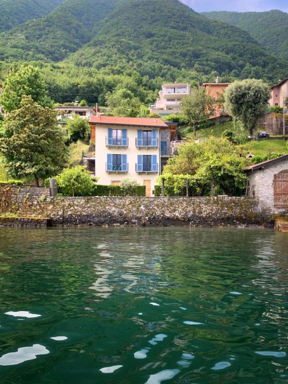 a house on the shore of a body of water at Il Porticciolo in Lezzeno