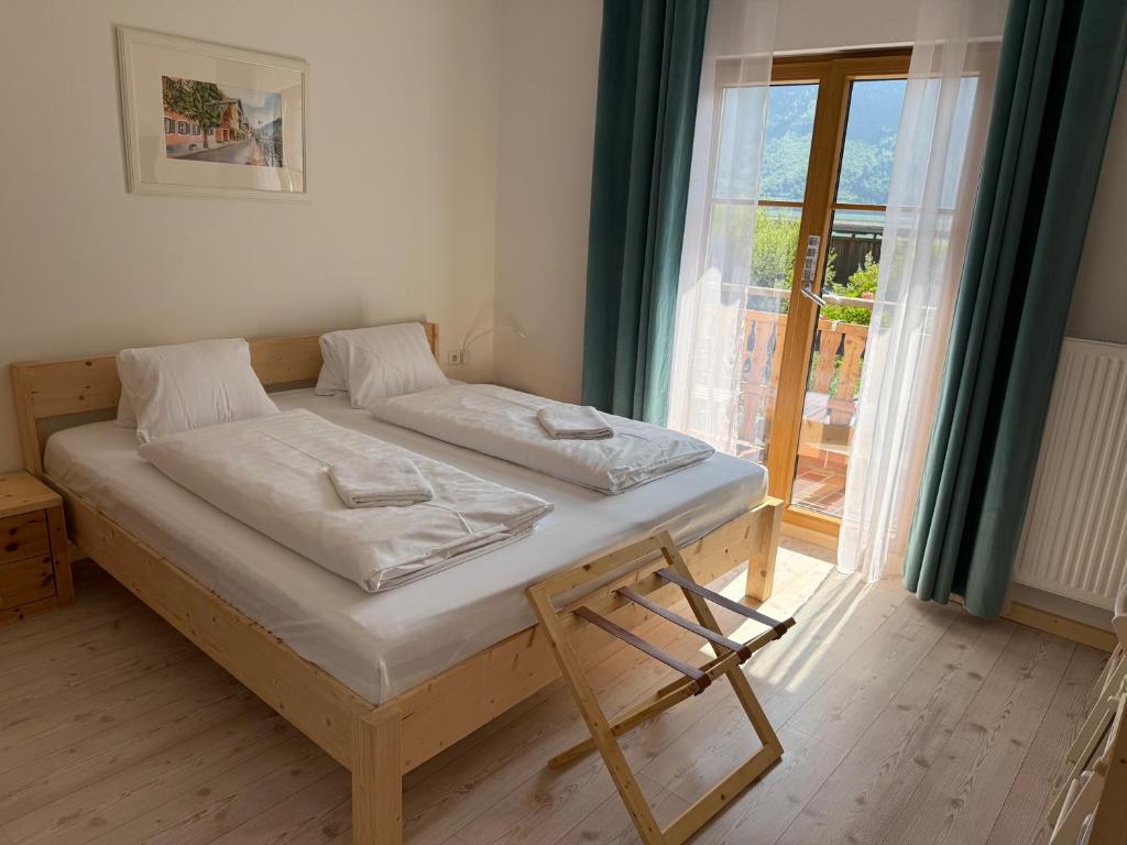 Postel nebo postele na pokoji v ubytování Seehotel am Hallstättersee
