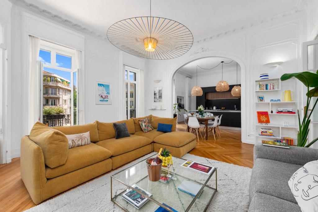 un salon avec un canapé et une table dans l'établissement Sumptuous Art Deco Apartment - 6 People, à Nice