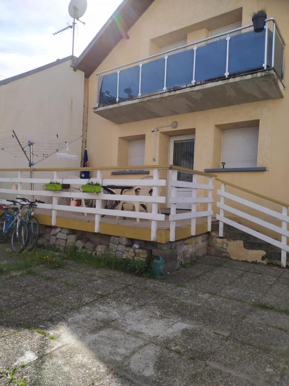 une clôture blanche devant une maison dans l'établissement Maison le Trèfle Argenté, à Gérardmer