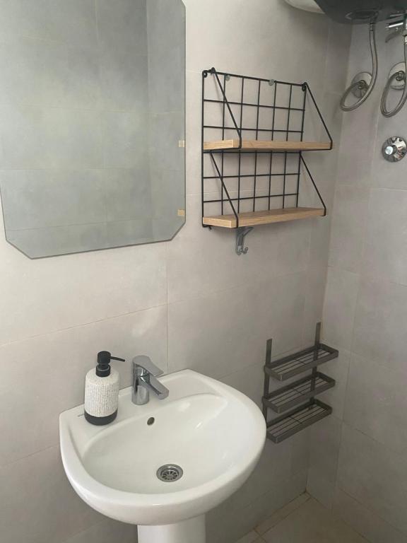 un bagno con un lavandino bianco e uno specchio di Apartment Tijana a Bar