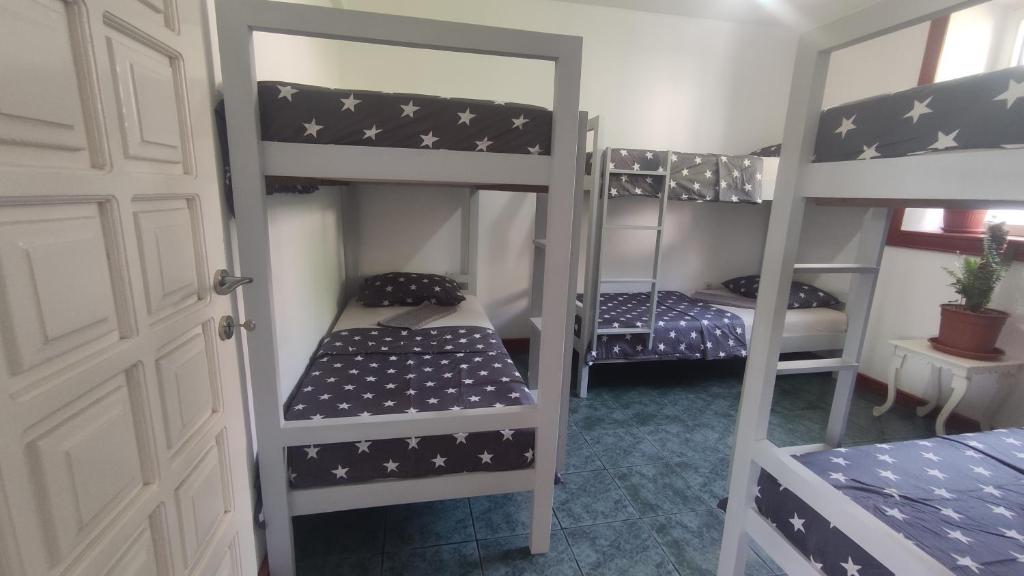 Postel nebo postele na pokoji v ubytování Woodpecker Backpacker Homestel