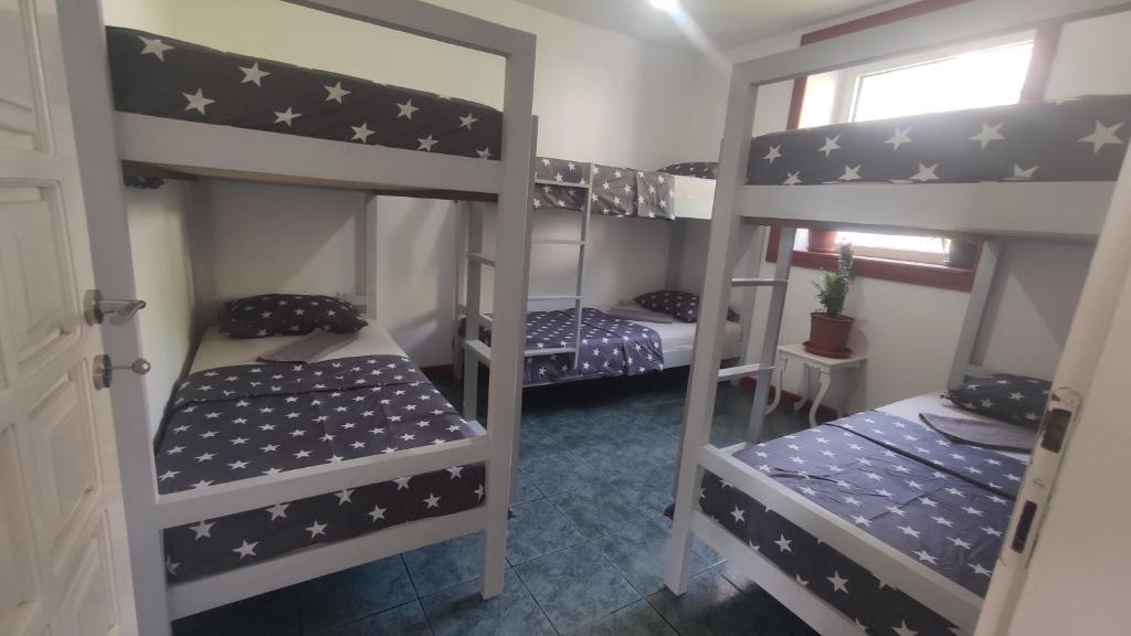 Postel nebo postele na pokoji v ubytování Woodpecker Backpacker Homestel