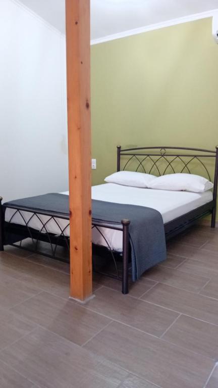 Postel nebo postele na pokoji v ubytování Studios Bakali