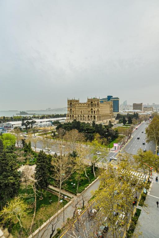 CREV House في باكو: منظر لمدينة بها مبنى وشارع
