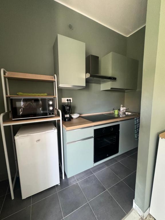 A kitchen or kitchenette at HS Easy holiday home