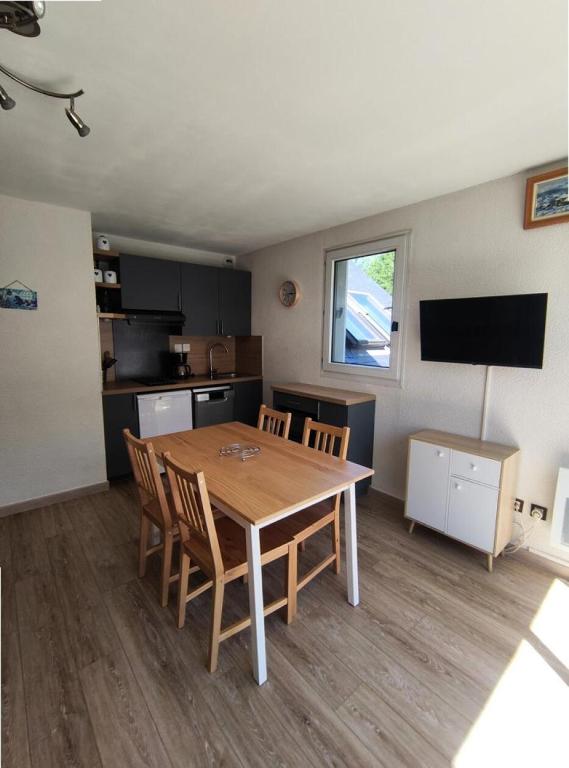 une cuisine et une salle à manger avec une table et des chaises dans l'établissement Résidence Hameau Thermes Ii - HAMEAU DES THERMES 4 personnes à deux pas des Thermes et Télécabine MAE-4541, à Saint-Lary-Soulan