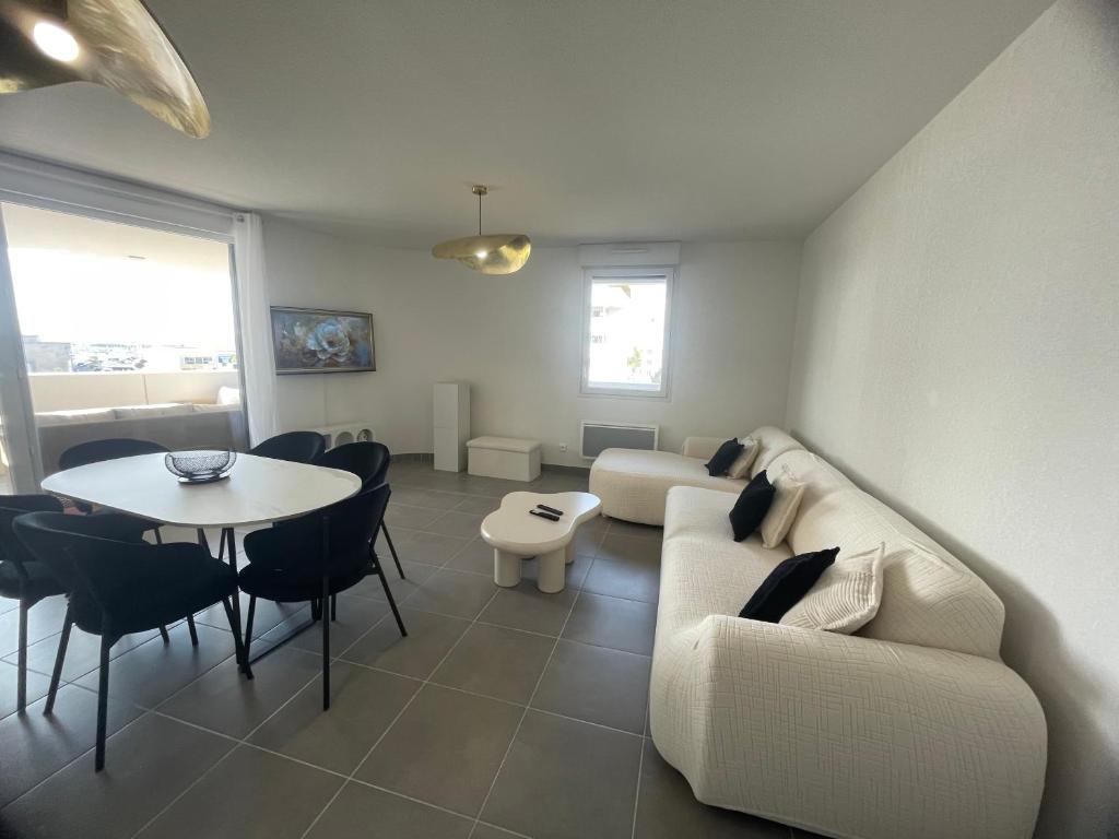 un salon avec un canapé et une table dans l'établissement Embarquer sur le navire, à Sète