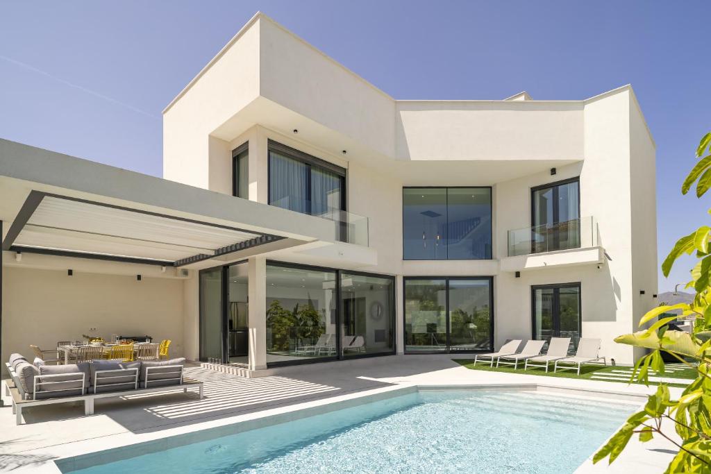 una villa con piscina y una casa en Vera Vida, en Vera