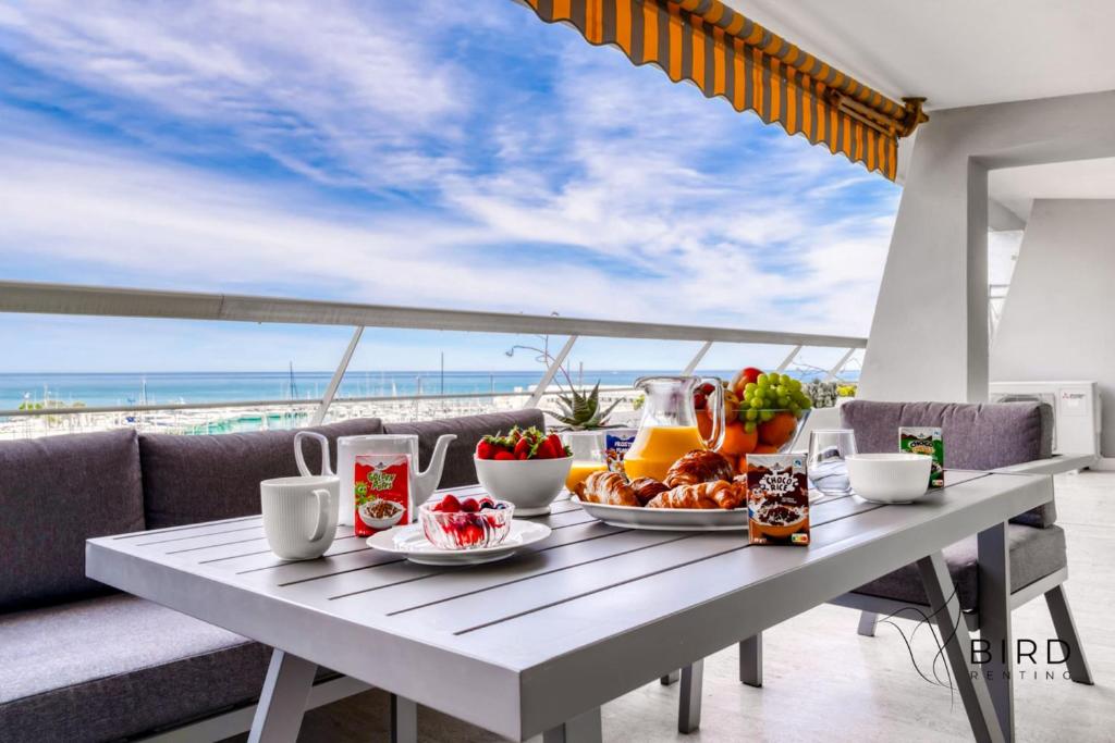 - une table de petit-déjeuner avec vue sur l'océan dans l'établissement A dream getaway by the sea, à Villeneuve-Loubet