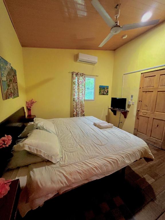Una cama o camas en una habitación de Hotel Refugio Cariguana