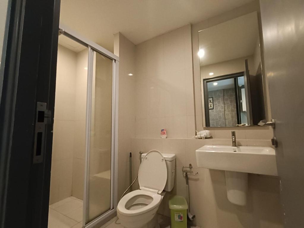 A bathroom at The BASE Central Pattya 网红公寓-无边泳池