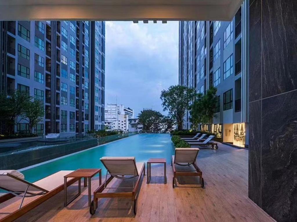 The swimming pool at or close to The BASE Central Pattya 网红公寓-无边泳池