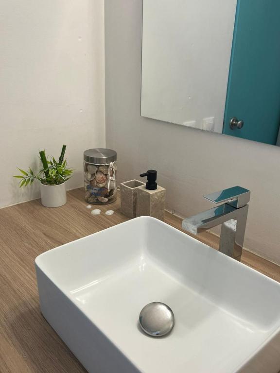 Foto dalla galleria di Diamant Bleu studio, piscine, vue mer a Le Diamant
