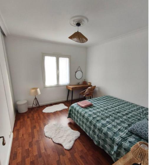 une chambre avec un lit, un bureau et une fenêtre dans l'établissement Chambre cosy dans une élégante maison à Pornic, à Pornic