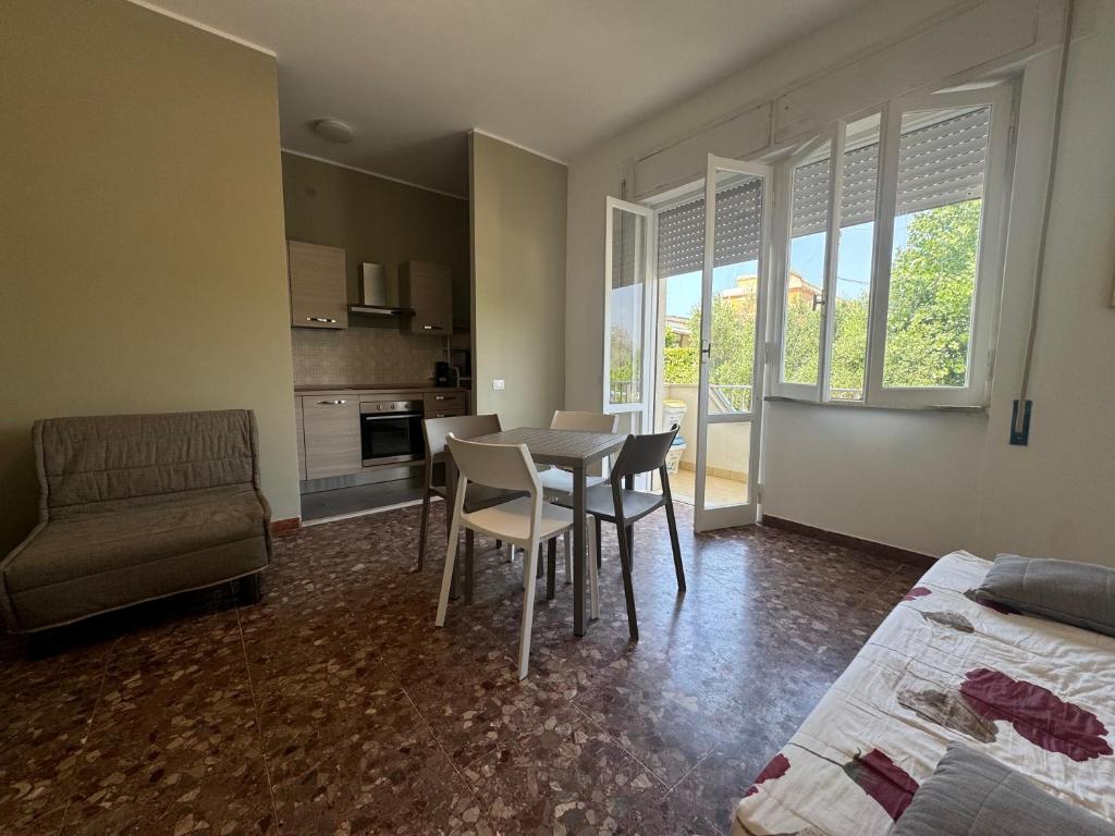 A kitchen or kitchenette at HS Easy holiday home