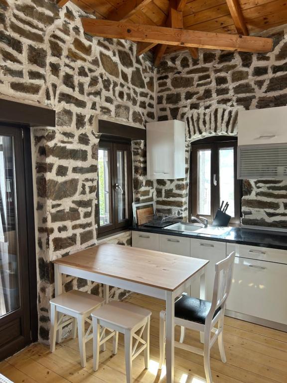 Η κουζίνα ή μικρή κουζίνα στο Lara´s house