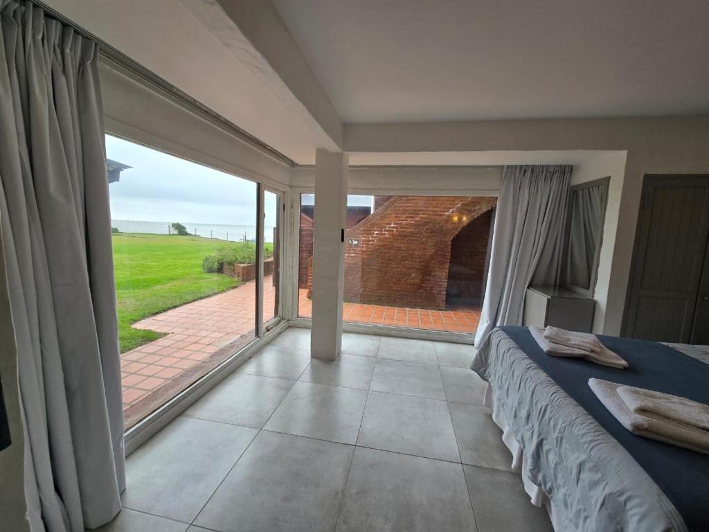 Postel nebo postele na pokoji v ubytování Despertá frente al mar! Loft con bajada privada!