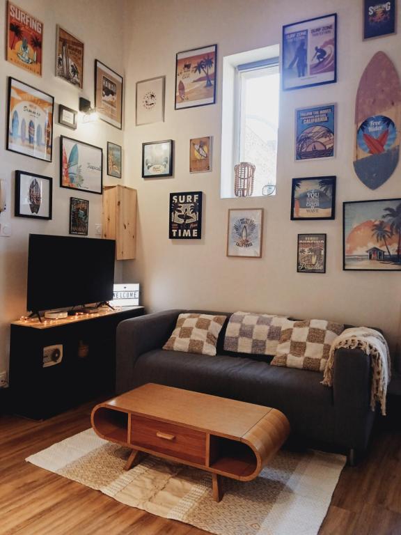 un salon avec un canapé et une table basse dans l'établissement chez Nino le surfer Globe- trotteur, à Toulouse
