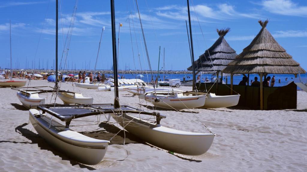 a group of boats sitting on a beach at Studio 5 min des plages et cœur de ville in La Grande-Motte